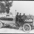 Monsieur Roux sur Automobile Peugeot - 1902